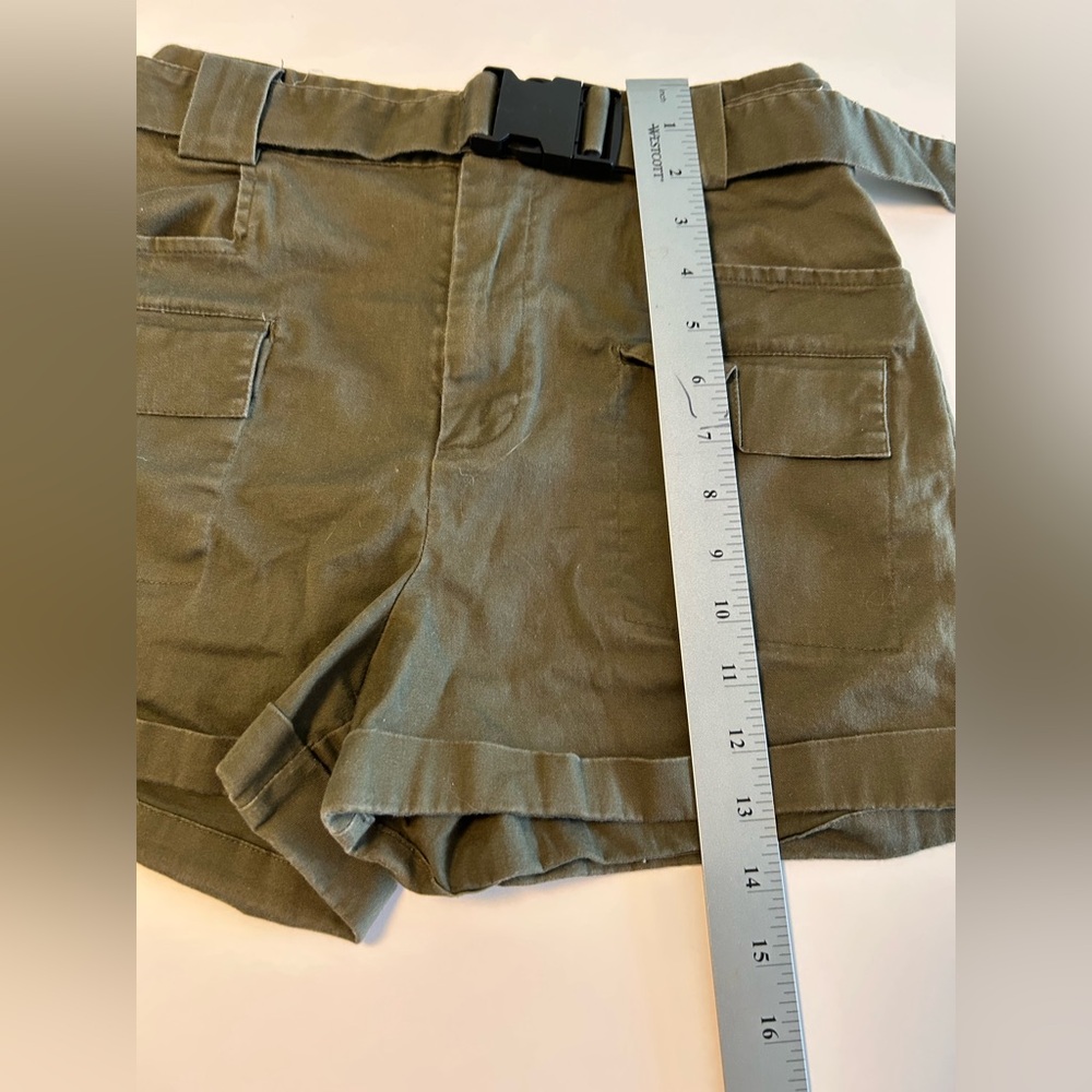 Express x Olivia Culpo army green belted Cargo shorts Size 4.  Cotton/spandex. - Picture 12 of 13